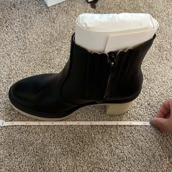 Chelsea Lug Sole Heeled boot - Picture 5 of 5